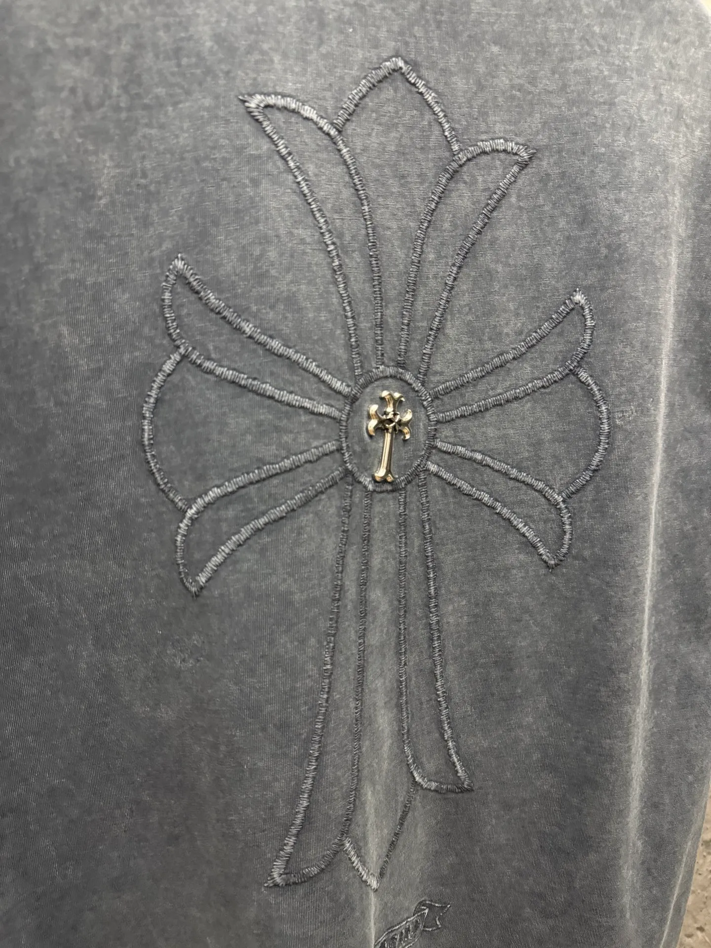P220 top version, real shot without P, ​​different from market currency) 𝗖𝗵𝗿𝗼𝗺𝗲 𝗛𝗲𝗮𝗿𝘁𝘀/Croxin 2026 Spring New Original Single Counter American Washed 3D Three-dimensional Embroidered Couple Short Sleeves 👑The highest version! Customized fabric 320 grams, washed and fried. Best-selling model at the counter. Very comfortable to wear. Accessories: Original molded and authenticated collar label➕100% silk wash label. Genuine purchase-grade original hangtag➕matching hanging rope➕3D hanging beads➕original packaging bag. Craftsmanship: The original version has consistent wiring! The highest version of the armhole matching technique! Color: Gray Black Size: S M L XL Style No.: 6613